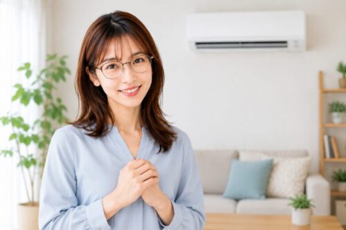 少し優しく、寄り添うような表情。安心感を与える微笑みを見せているポーズ。メガネの奥の目が優しく微笑んでいるイメージです。