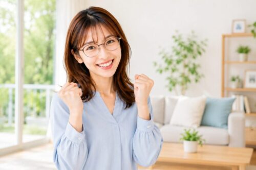 プライベート感のあるとっても嬉しそうな、満面の笑み。両手で小さくガッツポーズをするか、楽しそうなポーズ。